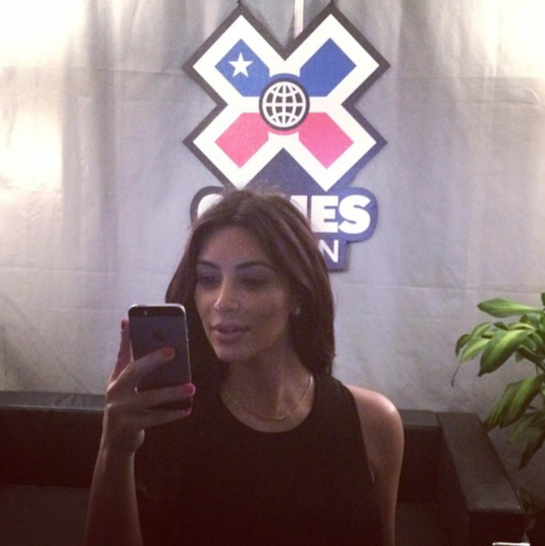 Kim Kardashian börjar kunna sina selfies. Kim Kardashian börjar kunna sina selfies.